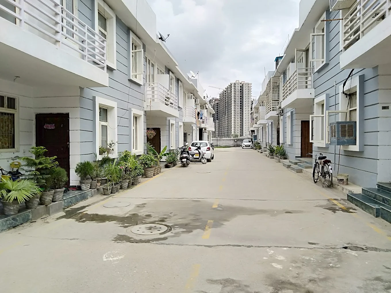 Villa for auction in Greater Noida West